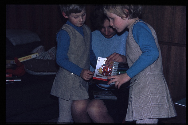 02.Delft dec 1968 Mama,Brigitte,Marion.JPG
